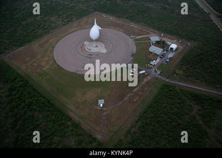 Eagle pass, TX - l aerostato Tethered sistema Radar (TAR) è il basso livello di massa airborne sistema di sorveglianza che utilizza aerostats (ormeggiati palloncini) come piattaforme di radar. Stati Uniti Delle dogane e della protezione delle frontiere, aria e operazioni Marine utilizzare i catrami per fornire persistente, long-range di rilevamento e monitoraggio (sorveglianza radar) Capacità per interdicting a basso livello aereo, marittimo e la superficie contrabbandieri e trafficanti di stupefacenti. Fotografo: Donna Burton Foto Stock