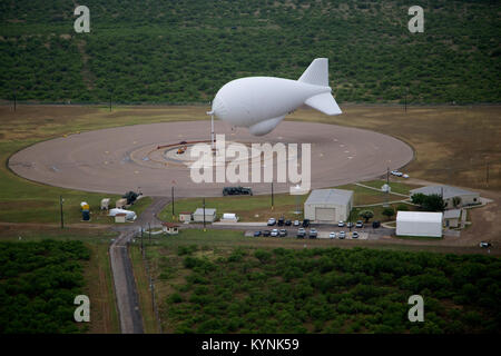 Eagle pass, TX - l aerostato Tethered sistema Radar (TAR) è il basso livello di massa airborne sistema di sorveglianza che utilizza aerostats (ormeggiati palloncini) come piattaforme di radar. Stati Uniti Delle dogane e della protezione delle frontiere, aria e operazioni Marine utilizzare i catrami per fornire persistente, long-range di rilevamento e monitoraggio (sorveglianza radar) Capacità per interdicting a basso livello aereo, marittimo e la superficie contrabbandieri e trafficanti di stupefacenti. Fotografo: Donna Burton Foto Stock