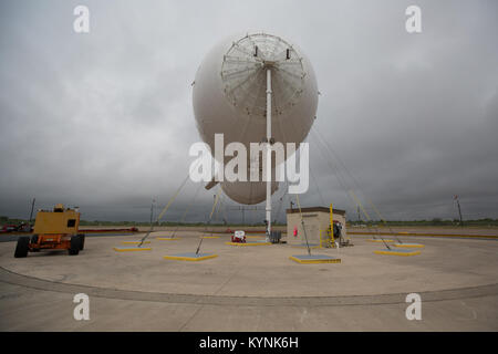 Eagle pass, TX - l aerostato Tethered sistema Radar (TAR) è il basso livello di massa airborne sistema di sorveglianza che utilizza aerostats (ormeggiati palloncini) come piattaforme di radar. Stati Uniti Delle dogane e della protezione delle frontiere, aria e operazioni Marine utilizzare i catrami per fornire persistente, long-range di rilevamento e monitoraggio (sorveglianza radar) Capacità per interdicting a basso livello aereo, marittimo e la superficie contrabbandieri e trafficanti di stupefacenti. Fotografo: Donna Burton Foto Stock