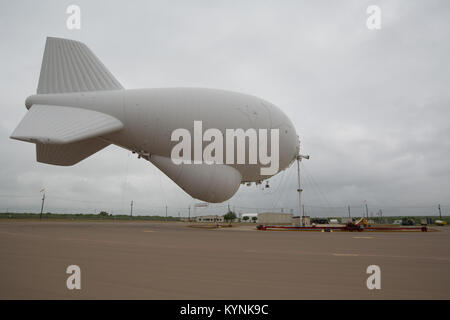 Eagle pass, TX - l aerostato Tethered sistema Radar (TAR) è il basso livello di massa airborne sistema di sorveglianza che utilizza aerostats (ormeggiati palloncini) come piattaforme di radar. Stati Uniti Delle dogane e della protezione delle frontiere, aria e operazioni Marine utilizzare i catrami per fornire persistente, long-range di rilevamento e monitoraggio (sorveglianza radar) Capacità per interdicting a basso livello aereo, marittimo e la superficie contrabbandieri e trafficanti di stupefacenti. Fotografo: Donna Burton Foto Stock