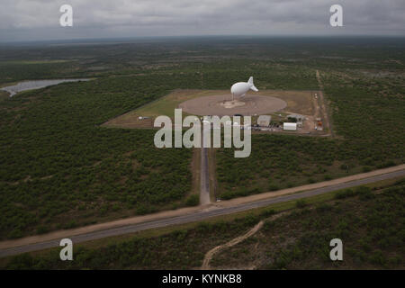 Eagle pass, TX - l aerostato Tethered sistema Radar (TAR) è il basso livello di massa airborne sistema di sorveglianza che utilizza aerostats (ormeggiati palloncini) come piattaforme di radar. Stati Uniti Delle dogane e della protezione delle frontiere, aria e operazioni Marine utilizzare i catrami per fornire persistente, long-range di rilevamento e monitoraggio (sorveglianza radar) Capacità per interdicting a basso livello aereo, marittimo e la superficie contrabbandieri e trafficanti di stupefacenti. Fotografo: Donna Burton Foto Stock