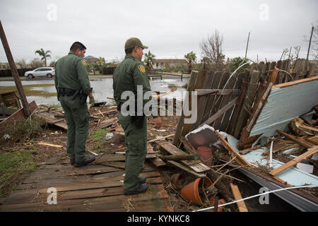 U.S confine agenti PATROL Mario Fuentes, sinistra e Marc Gonzales cerca un totalmente distrutto casa mobile per i sopravvissuti dopo il passaggio dell uragano Harvey vicino a Rockport, Texas, e il agosto 27, 2017. Stati Uniti Delle dogane e della protezione delle frontiere foto di Glenn Fawcett Foto Stock