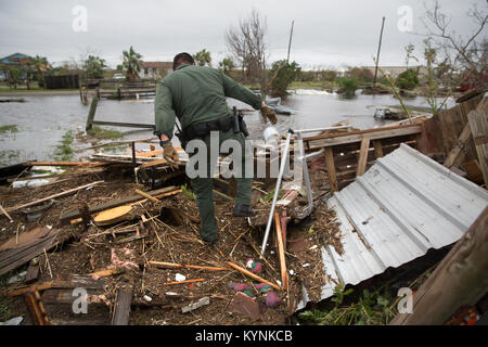 U.S confine agenti PATROL Mario Fuentes, sinistra e Marc Gonzales cerca un distrutto casa mobile per i sopravvissuti dopo il passaggio dell uragano Harvey vicino a Rockport, Texas, e il agosto 27, 2017. Stati Uniti Delle dogane e della protezione delle frontiere foto di Glenn Fawcett Foto Stock