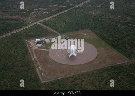 Eagle pass, TX - l aerostato Tethered sistema Radar (TAR) è il basso livello di massa airborne sistema di sorveglianza che utilizza aerostats (ormeggiati palloncini) come piattaforme di radar. Stati Uniti Delle dogane e della protezione delle frontiere, aria e operazioni Marine utilizzare i catrami per fornire persistente, long-range di rilevamento e monitoraggio (sorveglianza radar) Capacità per interdicting a basso livello aereo, marittimo e la superficie contrabbandieri e trafficanti di stupefacenti. Fotografo: Donna Burton Foto Stock