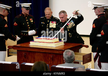 Il vice Segretario di Stato John Sullivan osserva dalla prima fila in Dean Acheson Auditorium -- la torta- cerimonia del taglio per celebrare la U.S. Marine Corps 242compleanno presso l'U.S. Il Dipartimento di Stato a Washington D.C. il 2 novembre 2017. Foto Stock