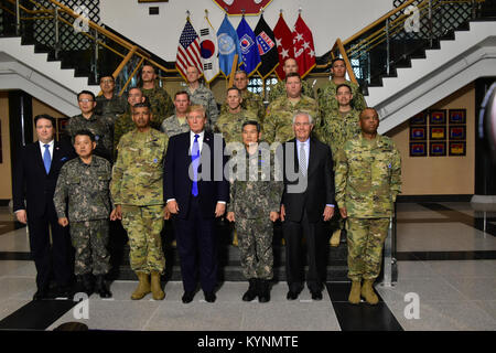 Stati Uniti Il segretario di Stato Rex Tillerson e Presidente Trump in posa per una foto con gli Stati Uniti e la Repubblica di Corea truppe a Camp Humphreys nella Repubblica di Corea in data 7 novembre 2017. Foto Stock