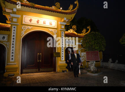 Stati Uniti Il segretario di Stato Rex Tillerson visite Tran Quoc pagoda, il più antico tempio buddista ad Hanoi, in novembre 11, 2017. Foto Stock