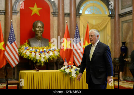 Stati Uniti Il segretario di Stato Rex Tillerson unisce un offerte commerciali cerimonia al Palazzo Presidenziale ad Hanoi, in Vietnam il 12 novembre 2017. Foto Stock