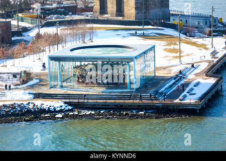 Jane è giostra nella sezione Dumbo di Brooklyn in inverno Foto Stock