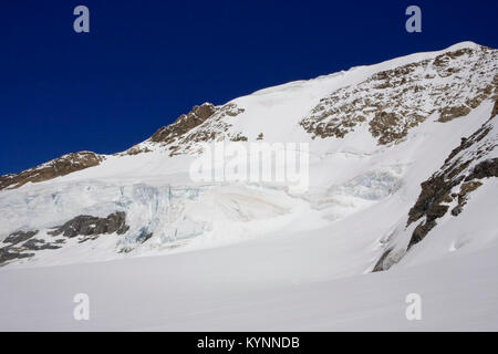 Il superiore sud bulk del Mönch, dal ghiacciaio Jungfraufirn, Svizzera Foto Stock