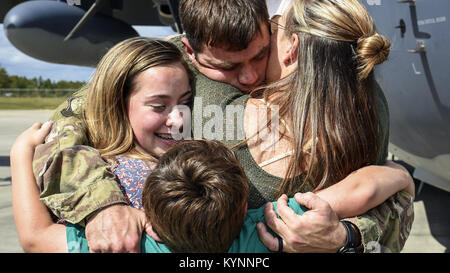 Air Force Tech. Sgt. James Anderson abbracci la sua famiglia a Moody Air Force Base, Ga., 6 ott. 2017, durante una ridistribuzione. Anderson è un aeromobile manutentore strutturali assegnati al ventitreesimo attrezzature squadrone di manutenzione. Air Force foto di Senior Airman Greg Nash Novembre 2017 veterani nazionale e famiglie militari mese 37823002295 o Foto Stock