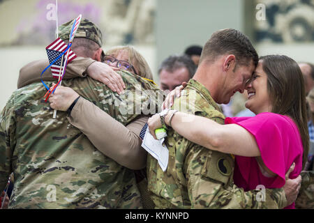 I membri della famiglia benvenuti Oklahoma Esercito Nazionale guardie presso le Forze Armate Centro di riserva in Norman, Okla., Aprile 29, 2017, come i soldati di ritorno da una quasi yearlong deployment per il Medio Oriente. Esercito nazionale Guard foto da 1Lt. Leanna Litsch Novembre 2017 veterani nazionale e famiglie militari mese 38678523182 o Foto Stock