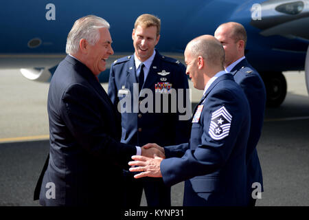 Stati Uniti Il segretario di Stato Rex Tillerson scuote le mani con U.S. Air Force Chief Master Sgt. Brent Sheehan, 354Fighter Wing command chief, dopo il suo arrivo a Eielson Air Force Base in Alaska il 10 maggio 2017. [U.S. Air Force foto / ] Segretario Tillerson scuote le mani con US Air Force Chief Master o 33744292194 Foto Stock