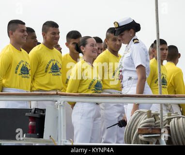 Responsabile della femmina e equipaggio sul colombiano formazione navy ship, ARC Gloria, ammiraglia ufficiale della marina militare colombiana. Foto Stock