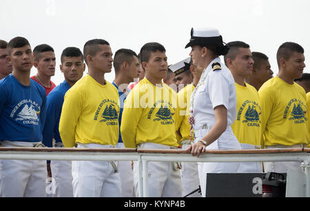 Responsabile della femmina e equipaggio sul colombiano formazione navy ship, ARC Gloria, ammiraglia ufficiale della marina militare colombiana. Foto Stock