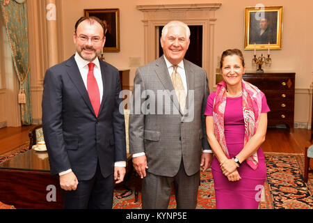 Stati Uniti Il segretario di Stato Rex Tillerson in posa per una foto con degli Esteri messicano Luis Segretario Videgaray CAS e il Ministro degli esteri canadese Chrystia Freeland prima di ospitare una colazione di lavoro presso la U.S. Il Dipartimento di Stato a Washington D.C., il 31 maggio 2017. Segretario Tillerson in posa per una foto con il messicano Segretario degli esteri 34881991201 o Foto Stock