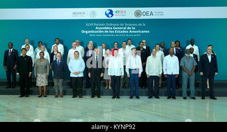 Il vice Segretario di Stato John J. Sullivan in posa per una foto di famiglia con i compagni di capi di delegazione alla 47a sessione ordinaria dell'Organizzazione degli Stati americani (OSA) Assemblea Generale a Cancun, in Messico, il 19 giugno 2017. Vice Segretario Sullivan in posa per una foto di famiglia con capi 35028935980 o Foto Stock