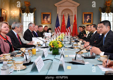 Il Segretario di Stato degli Stati Uniti Rex Tillerson e il Segretario alla difesa James Mattis ospitano i funzionari cinesi Yang Jiechi e il generale Fang Fenghui per l'inaugurale dialogo diplomatico e di sicurezza USA-Cina a Washington, D.C., il 21 giugno 2017. Foto Stock
