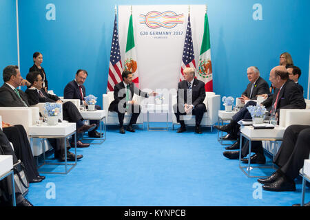 Il presidente Trump ha incontrato il presidente messicano Enrique Peña Nieto durante il suo viaggio in Germania per il vertice del G20 del 2017. Il vertice si è concentrato su questioni economiche globali, relazioni internazionali e cambiamenti climatici. La presenza di Trump ha segnato il coinvolgimento degli Stati Uniti nelle principali discussioni globali. Credito fotografico: (Shealah Craighead/Casa Bianca) Foto Stock