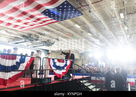 La USS Gerald R. Ford, la più recente portaerei della US Navy, fu messa in servizio il 22 luglio 2017, segnando una pietra miliare nella storia navale e nelle capacità militari degli Stati Uniti. Foto Stock