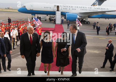 Vice Presidente Mike Pence, la sig.ra Karen Pence, Primo Ministro della Georgia Giorgi Kvirikashvili, e Maia Tsinadze | Luglio 31, 2017 (Gazzetta White House Foto di Myles D. Cullen) Vice Presidente Pence il viaggio in Europa 35919704490 o Foto Stock