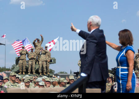 Vice Presidente Mike Pence, la sig.ra Karen Pence, e americana e le truppe georgiane a esercizio nobile Partner | Agosto 1, 2017 (Gazzetta White House Foto di Myles D. Cullen) Vice Presidente Pence il viaggio in Europa 36180583061 o Foto Stock