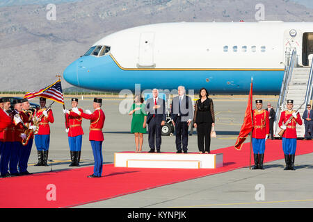 Vice Presidente Mike Pence, la sig.ra Karen Pence, montenegrine Primo Ministro Duško Marković, e la Sig.ra Nata Marković | Agosto 1, 2017 (Gazzetta White House foto di Stephanie Chasez) Vice Presidente Pence il viaggio in Europa 35541539323 o Foto Stock