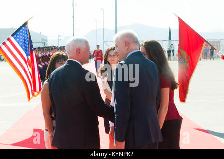 Vice Presidente Mike Pence, la sig.ra Karen Pence, montenegrino e il Primo Ministro Dusko Markovic | Agosto 2, 2017 (Gazzetta White House foto di Myles D. Cullen) Vice Presidente Pence il viaggio in Europa 35953245060 o Foto Stock