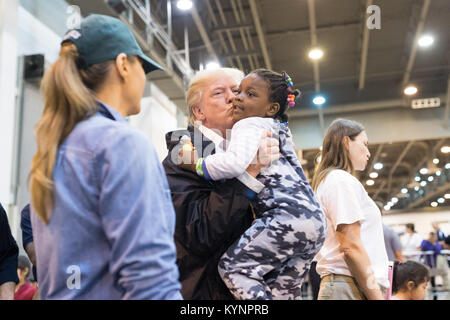 Il presidente Donald Trump parla al NRG Stadium di Houston, Texas, il 2 settembre 2017. Foto Stock