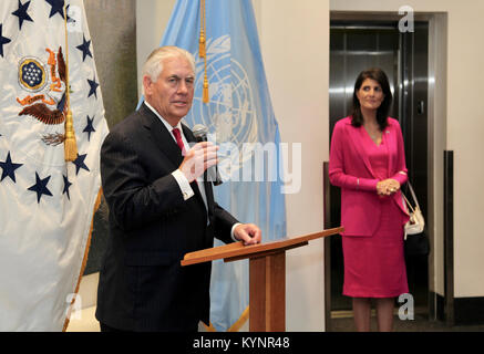 Con l'Ambasciatore Nikki Haley, U.S. Rappresentante permanente presso le Nazioni Unite, guardando, U.S. Il segretario di Stato Rex Tillerson offre commento ai colleghi presso l'U.S. La missione alle Nazioni Unite a New York City il 28 aprile 2017. Segretario Tillerson offre commento ai colleghi presso la missione di US 34171316342 o Foto Stock