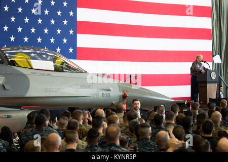 Il presidente Donald Trump pronuncia le sue osservazioni alla base aerea di Yokota in Giappone il 5 novembre 2017, come parte del suo viaggio diplomatico in Asia. Foto Stock