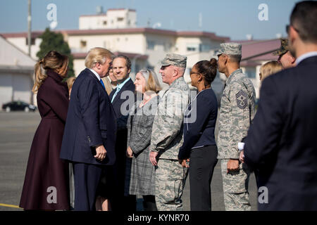 Presidente Trump e la First Lady Melania Trump arrivano in Corea del Sud | Novembre 7, 2017 (Gazzetta White House Foto di Shealah Central Plaza Hotel) Presidente Trump's viaggio Asia 38248356221 o Foto Stock