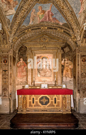 Italia Emilia Romagna Bologna Piazza Santo Stefano complesso di Santo Stefano o 7 Chiese ( sette Chiesa )- chiostro di Pilato - affresco della Vergine nella cahapel laterale Foto Stock