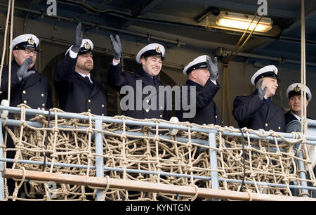 Wilhelmshaven, Germania. 15 gennaio, 2018. Soldati marini stand a bordo della nave marina "Hessen" presso la base navale di Wilhelmshaven, Germania, 15 gennaio 2018. La fregata "Hessen' sarà dirigendosi verso la costa orientale americana, unendo una fregata norvegese e parecchi di noi navi militari, tra le quali la portaerei USS Harry Truman, al fine di partecipare in due manouvers in mare. Credito: dpa picture alliance/Alamy Live News Foto Stock