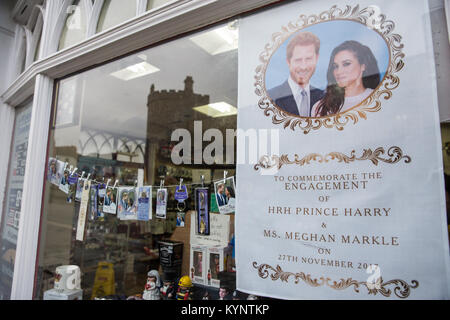 Windsor, Regno Unito. 15 gennaio, 2018. Cimeli con immagini del principe Harry e Meghan Markle hanno cominciato a comparire in negozi di souvenir e articoli da regalo intorno a Windsor davanti al Royal Wedding in corrispondenza alla cappella di San Giorgio, il Castello di Windsor, in maggio. Credito: Mark Kerrison/Alamy Live News Foto Stock