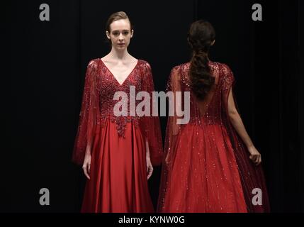 Hong Kong, Cina. 15 gennaio, 2018. Modelli di creazioni presente durante la Hong Kong Fashion Week per l'Autunno/Inverno a Hong Kong, Cina del sud, Gennaio 15, 2018. Credito: Wang Shen/Xinhua/Alamy Live News Foto Stock