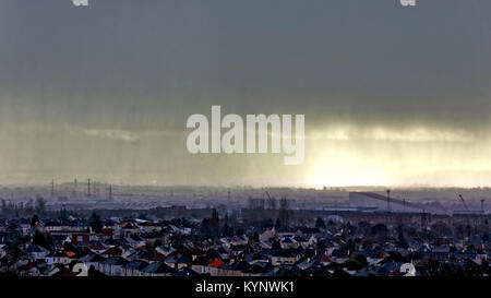 Glasgow, Scotland, Regno Unito XV Gennaio.UK Meteo: buia e tempestosa con pioggia e grandine om della città come la tempesta polare proviene da ovest in braehead e a sud di Glasgow. Credito traghetto Gerard/Alamy news Foto Stock