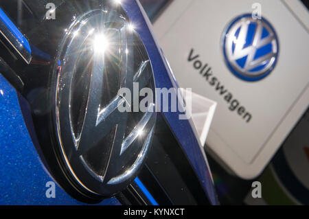 Detroit, STATI UNITI D'AMERICA. 15 gennaio, 2018. Volkswagen presenta un'e-Golf al Detroit Auto Show 2018 a Detroit, noi, 15 gennaio 2018. Credito: Boris Roessler/dpa/Alamy Live News Foto Stock