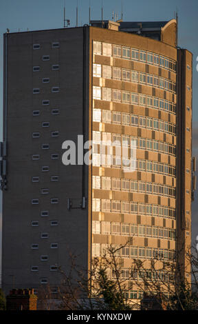 Londra, Regno Unito. 15 gennaio, 2018. London Borough of Merton's stile anni '60 alto centro civico edificio cattura la luce del sole della sera dopo una giornata di pioggia e cieli grigi. Credito: Malcolm Park/Alamy Live News. Foto Stock