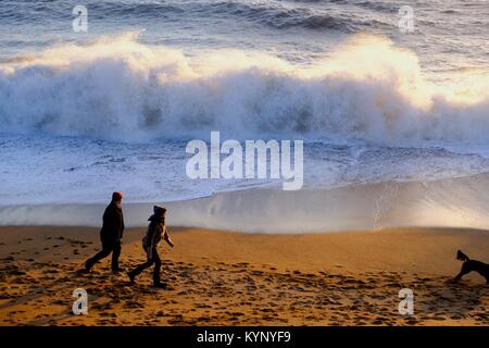 West Bay, Dorset, Regno Unito. 15 gennaio, 2918. West Bay gode di un glorioso tramonto come il Met Office rilascia avvisi di vento, neve e ghiaccio per i prossimi 5 giorni per il Regno Unito Credito: Tom Corban/Alamy Live News Foto Stock