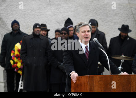 Washington, Stati Uniti d'America. 15 gennaio, 2018. FBI Direttore Christopher Wray parla prima della posa di una corona di fiori a Martin Luther King Jr. Memorial in Washington, DC, Stati Uniti, gennaio 15, 2018. Varie le attività si svolgono il terzo lunedì di gennaio di ogni anno in tutto il territorio degli Stati Uniti di onorare il leader dei diritti civili Martin Luther King Jr., che è nato a gennaio 15, 1929 e fu assassinato nel 1968. Credito: Yin Bogu/Xinhua/Alamy Live News Foto Stock