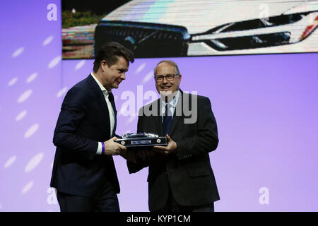 Detroit, STATI UNITI D'AMERICA. Il 15 gennaio, 2018. Anders Gustafsson (L), Senior Vice President of Americas Volvo Car Group, accetta award di North American utilità dell'anno a Detroit, negli Stati Uniti, gennaio 15, 2018. Il 2018 North American International Auto Show (NAIAS) lunedì ha annunciato tre eccezionali veicoli dell'anno determinato da una sessantina di giornalisti del settore automobilistico negli Stati Uniti e in Canada. La Honda Accord è stata nominata North American auto dell'anno (NACOY), il Lincoln Navigator è stato chiamato North American carrello dell'anno (NATOY), e la Volvo XC60 è stato chiamato Nord Ame Foto Stock