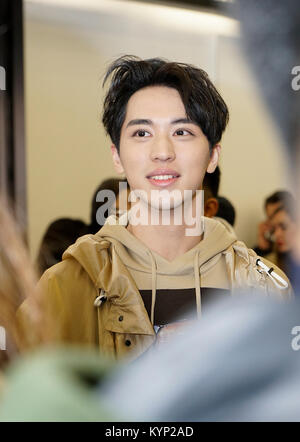 Milano, Italia. 15 gennaio, 2018. Attore cinese Xu Weizhou arriva per Fendi fashion show durante Milano Moda Uomo Settimana autunno/inverno 2018/19 a Milano il Gen 15, 2018. Credito: Jin Yu/Xinhua/Alamy Live News Foto Stock