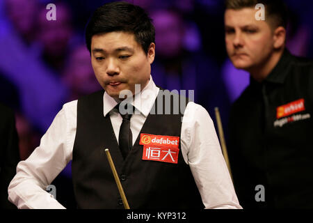 Londra, Regno Unito. 15 gennaio, 2018. Ding Junhui della Cina (L) guarda attraverso il tavolo durante il primo round in abbinamento con Ryan giorno del Galles (R) a Snooker Masters 2018 all'Alexandra Palace a Londra, in Gran Bretagna il 7 gennaio 15, 2018. Ryan ha vinto il giorno 6-4. Credito: Tim Irlanda/Xinhua/Alamy Live News Foto Stock