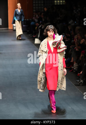 Berlino, Germania. 15 gennaio, 2018. I modelli presenti le creazioni dei designer Dawid Tomaszewski durante la fase di pre-apertura della Casa di Stoccarda la settimana della moda di Berlino Autunno/Inverno 2018 a Berlino, capitale della Germania, a gennaio 15, 2018. Credito: Shan Yuqi/Xinhua/Alamy Live News Foto Stock