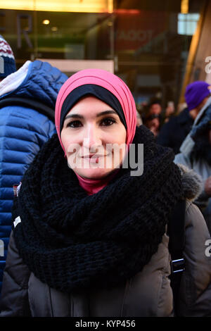 New York, Stati Uniti d'America. 15 gennaio, 2018. Organizzatore delle donne del marzo Linda Sarsour è venuto a mostrare il suo sostegno ai manifestanti. Credito: Rachel Cauvin/Alamy Live News Foto Stock