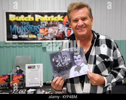 Deland, Florida, Stati Uniti d'America. Xiv gen, 2018. Bambini ex attore Butch Patrick, meglio conosciuto per il suo ruolo come Eddie Munster su di sitcom di CBS serie televisiva, la Munsters, che ha ventilato dal 1964 al 1966, pose tenendo una foto della mostra il cast nel corso di un aspetto del 14 gennaio 2018 all'annuale Deland fumetto e collezionismo mostra in Deland, Florida. Credito: Paul Hennessy/Alamy Live News Foto Stock