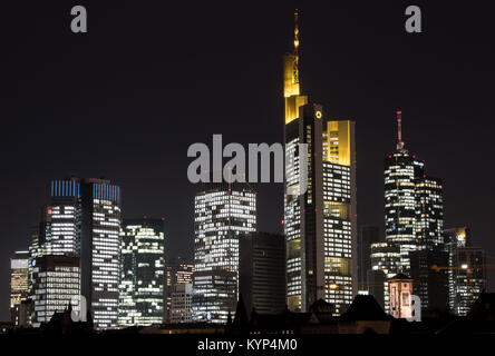 Frankfurt am Main, Germania. 15 gennaio, 2018. Le luci negli edifici degli uffici della banca skyline brillare durante la notte in Frankfurt am Main, Germania, 15 gennaio 2018. Credito: Fabian Sommer/dpa/Alamy Live News Foto Stock