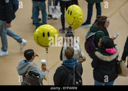 Philadelphia, Pennsylvania, USA. 15 gennaio, 2018. Smiley face palloncini galleggiare sopra la folla a Girard College. Il 15 gennaio 2018. Credito: Christopher Evens/Alamy Live News Foto Stock