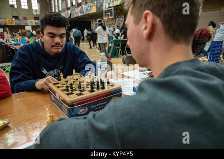 Philadelphia, Pennsylvania, USA. 15 gennaio, 2018. Gli studenti di Philadelphia Matthew Forman, 21 e Matteo Croce, 20 gioca un simpatico gioco di scacchi a Girard College. Il 15 gennaio 2018. Credito: Christopher Evens/Alamy Live News Foto Stock